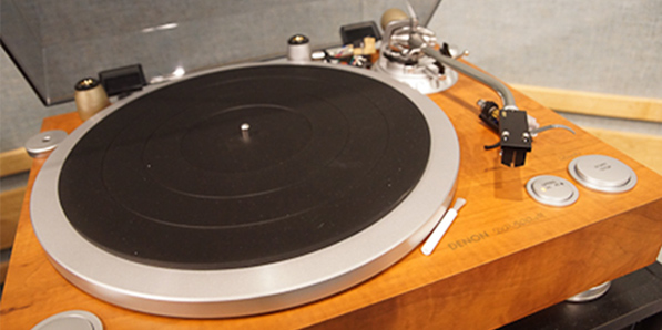 コロムビアのスタジオ内に設置されているデノンのレコードプレーヤー DP-500 M